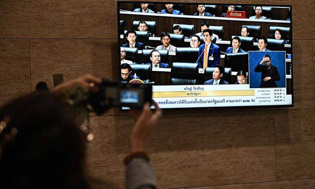 TV-Übertragung über emotionale Momente im Parlament in Bangkok.