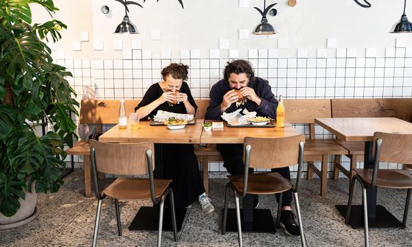 Konstantin Filippou mit Redakteurin Bernadette Bayrhammer im XO Grill in der Neubaugasse.