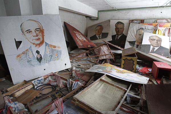 Im Bild: Plakate aus der Sowjet-Zeit lagern in einem völlig verfallenen Raum.