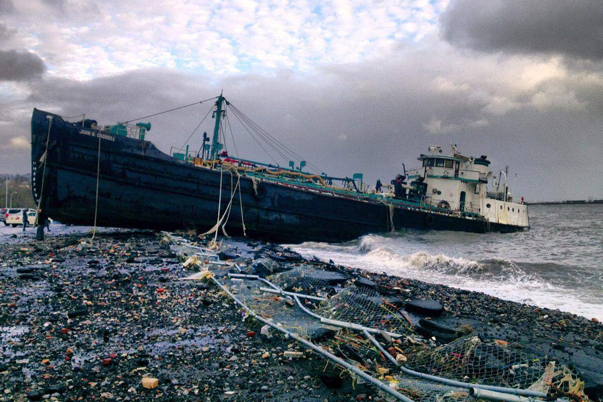 Stapleton, Staten Island, New York. Der über 50 Meter lange Tanker "John B. Caddell" wurde an Land geschwemmt.