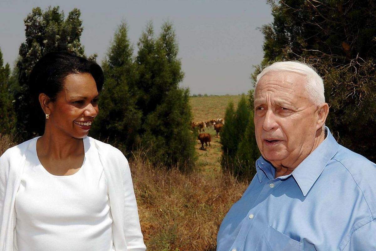Ziemlich beste Freunde: Das Einvernehmen zwischen Premier Scharon und der Regierung Bush war ausnehmend gut: Hier die damalige US-Außenministerin Condoleezza Rice im Juli 2005 zu Besuch auf der Ranch von Ariel Scharon.