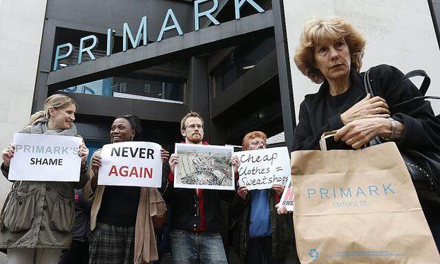 Primark ließ in der eingestürzten Fabrik in Bangladesch produzieren und muss dafür viel Kritik einstecken.