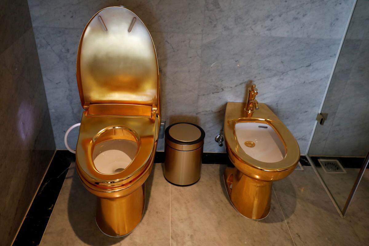 Etwa eine Tonne Gold steckt im Hotel, das auch auf der Toilette auf glänzende Aussichten setzt.