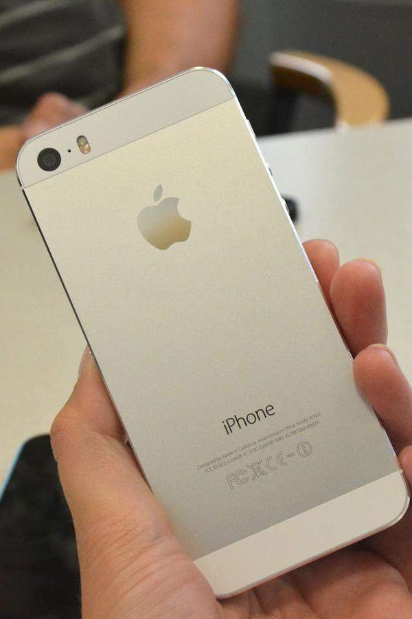 Die Rückseite des iPhone 5S ist vom Vorgängermodell iPhone 5 kaum zu unterscheiden - wären da nicht die neuen Farboptionen. Neben diesem eher unauffälligen Silber gibt es ein dunkles Grau, das das schwarze Modell ersetzt und ein goldfarbenes Modell, das aber ehr in dezentem Champagner gehalten ist.