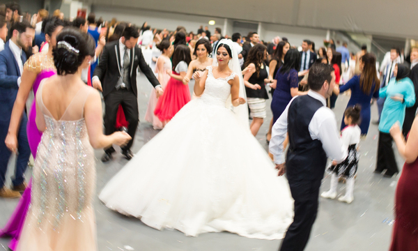 Die Braut als Zentrum der Tanzfläche, auf der sich früher oder später alle Gäste treffen.