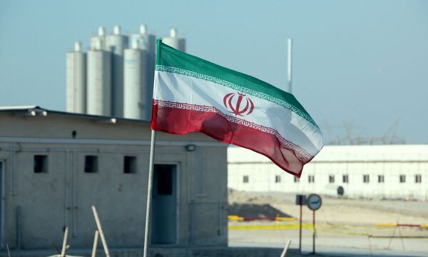 Eine iranische Flagge vor dem Kernkraftwerk Bushehr