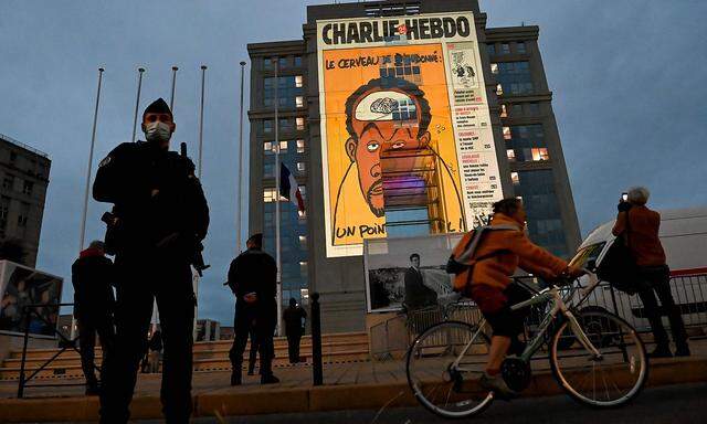 Ein Cover der Satirezeitschrift "Charlie Hebdo“, projiziert auf das Rathaus von Montpellier als Solidaritätsbekundung nach dem Mord an dem französischen Lehrer Samuel Paty.