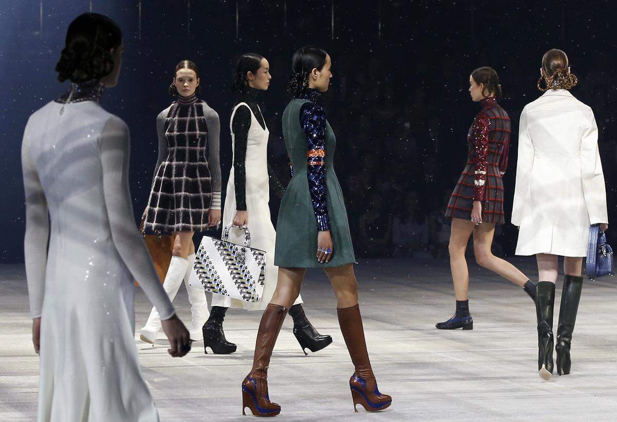 Von dem futuristischen Stadtbild Tokios hat sich Designer Raf Simons für seine "Esprit Dior"-Show inspirieren lassen.
