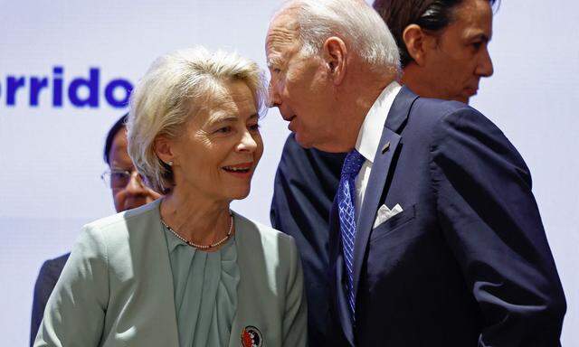 US-Präsident Joe Biden mit Kommissionspräsidentin Ursula von der Leyen bei einem Treffen in Neu-Delhi. 