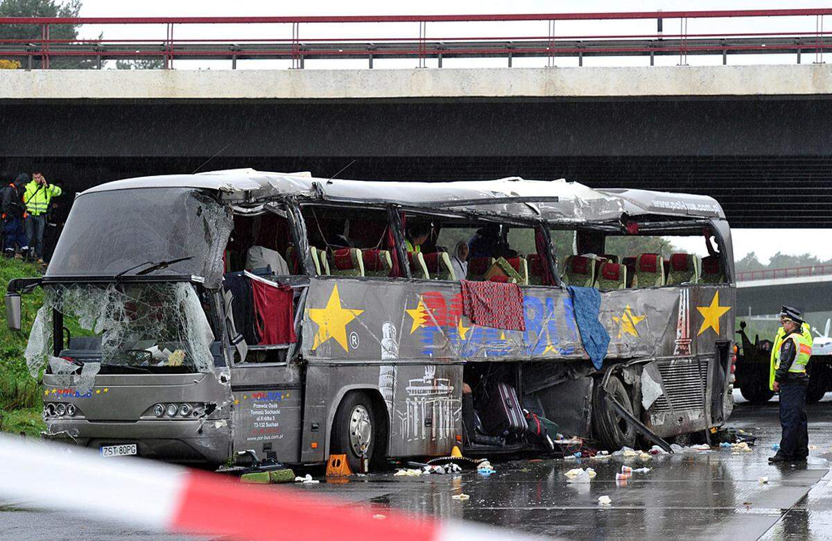 Bei einem schweren Unfall in Deutschland mit einem Reisebus aus Polen sind am Sonntag nahe Berlin 13 Menschen ums Leben gekommen.