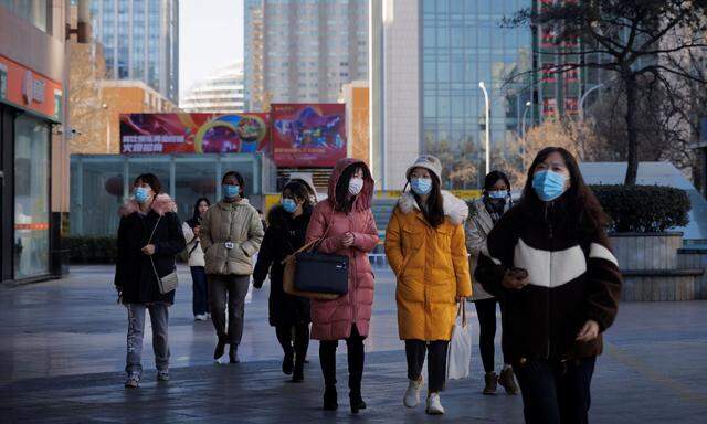 China verfolgt eine strikte Null-Covid-Strategie. Obwohl die Zahl der Infektionen im Vergleich zu anderen Ländern verschwindend gering ist, gehen die Behörden rigoros gegen neue Ausbrüche vor. 
