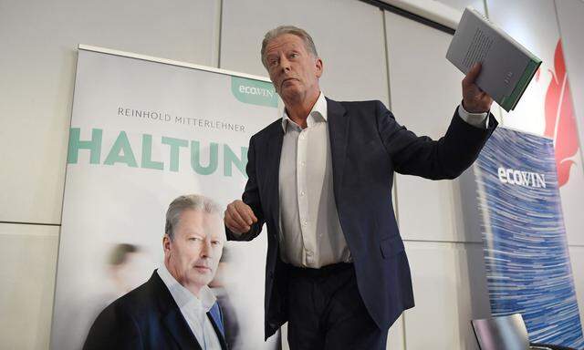 Nach zwei Jahren wieder in der Öffentlichkeit: Reinhold Mitterlehner mit seinem Buch „Haltung“.