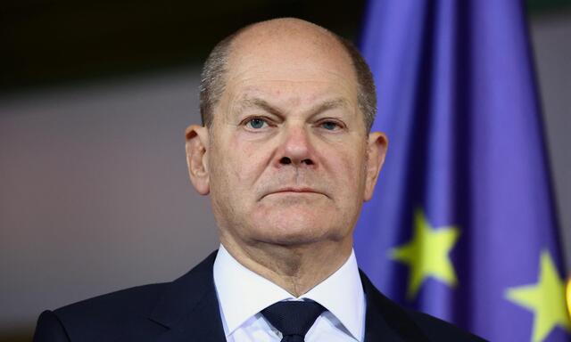 Deutschlands Kanzler Olaf Scholz spricht nach einem nächtlichen Beratungsmarathon von einem „historischen Moment“. 