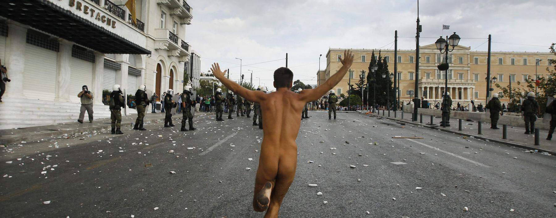 Der nackte Demonstrant wurde zum Symbolbild der griechischen Schuldenkrise. 
