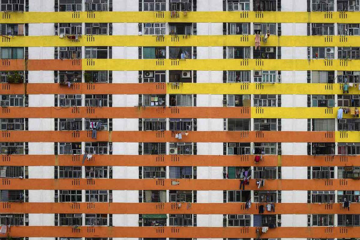 Ein desorientierender Blick gibt dem Betrachter das Gefühl, die Gebäude würden sich ins Unendliche erstrecken. Ein Gefühl, das vielleicht wirklich der räumlichen Wahrnehmung der Einwohner Hongkongs entspricht.