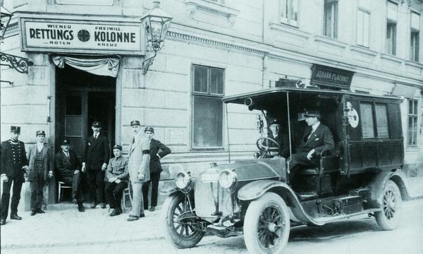 Das erste Rettungsauto der Organisation 1917.