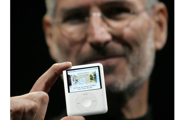 Die flache, fast quadratische, Version des iPod Nano wurde ebenfalls 2007 vorgestellt, setzte sich aber nicht durch: Schon 2008 bekam der Nano eine längliche Gestalt und 2009 schrumpfte er trotz Display beinahe auf die Größe des Shuffle.