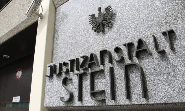 Ein Insasse der Justizanstalt Stein in Krems ist vor zwei Wochen entkommen und bisher noch nicht wieder gefunden worden.