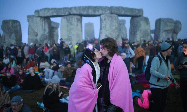 Viele Geheimnisse umgeben die Jungsteinzeit, und die Liebe und all das Mann-Frau-Zeugs auch. Bild aufgenommen in Stonehenge, England, heuer zur Sommersonnenwende.