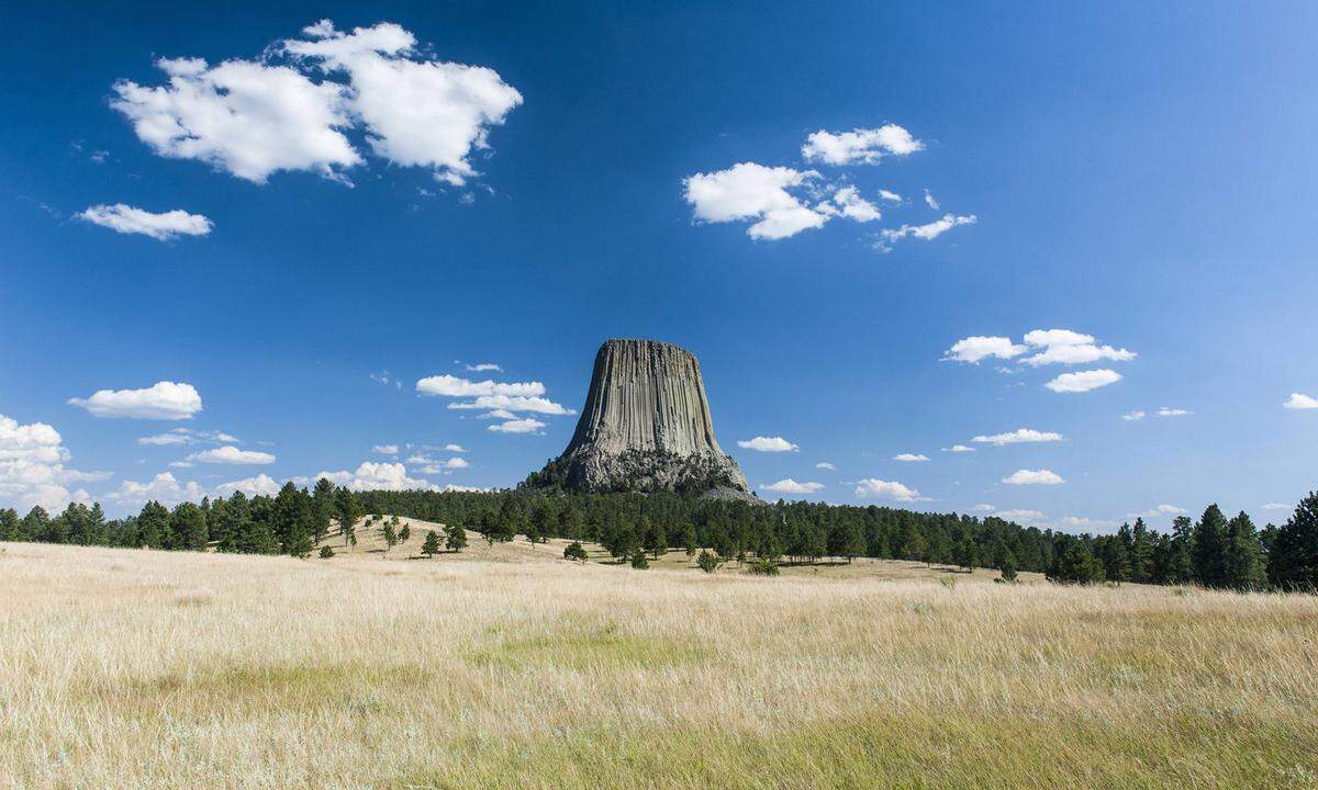 Inmitten der Bear Lodge Mountains im US-Bundesstaat Wyoming steht der eigentümliche Devil’s Tower, der vor allem seit Steven Spielbergs Film „Unheimliche Begegnung der dritten Art“ Besucher anlockt. Einer indianischen Erzählung nach ist die sonderbare Form des „Teufelsturms“ einer Horde Bären zu verdanken, die sich an den Berg krallten, um sieben kleine Mädchen vom Gipfel zu holen. Es war wohl weniger diese Legende als vielmehr das fast schon außerirdisch anmutende Aussehen, das Regisseur Steven Spielberg 1977 dazu veranlasste, hierhin das Finale seines Filmes, die Landung eines gigantischen Raumschiffs, zu verlegen.