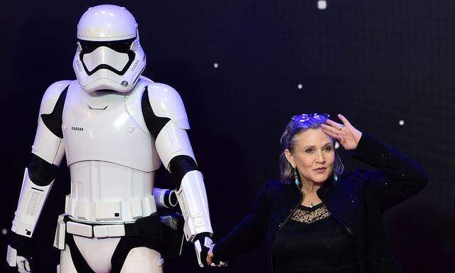 Carrie Fisher mit einem Stormtrooper im Jahr 2015.