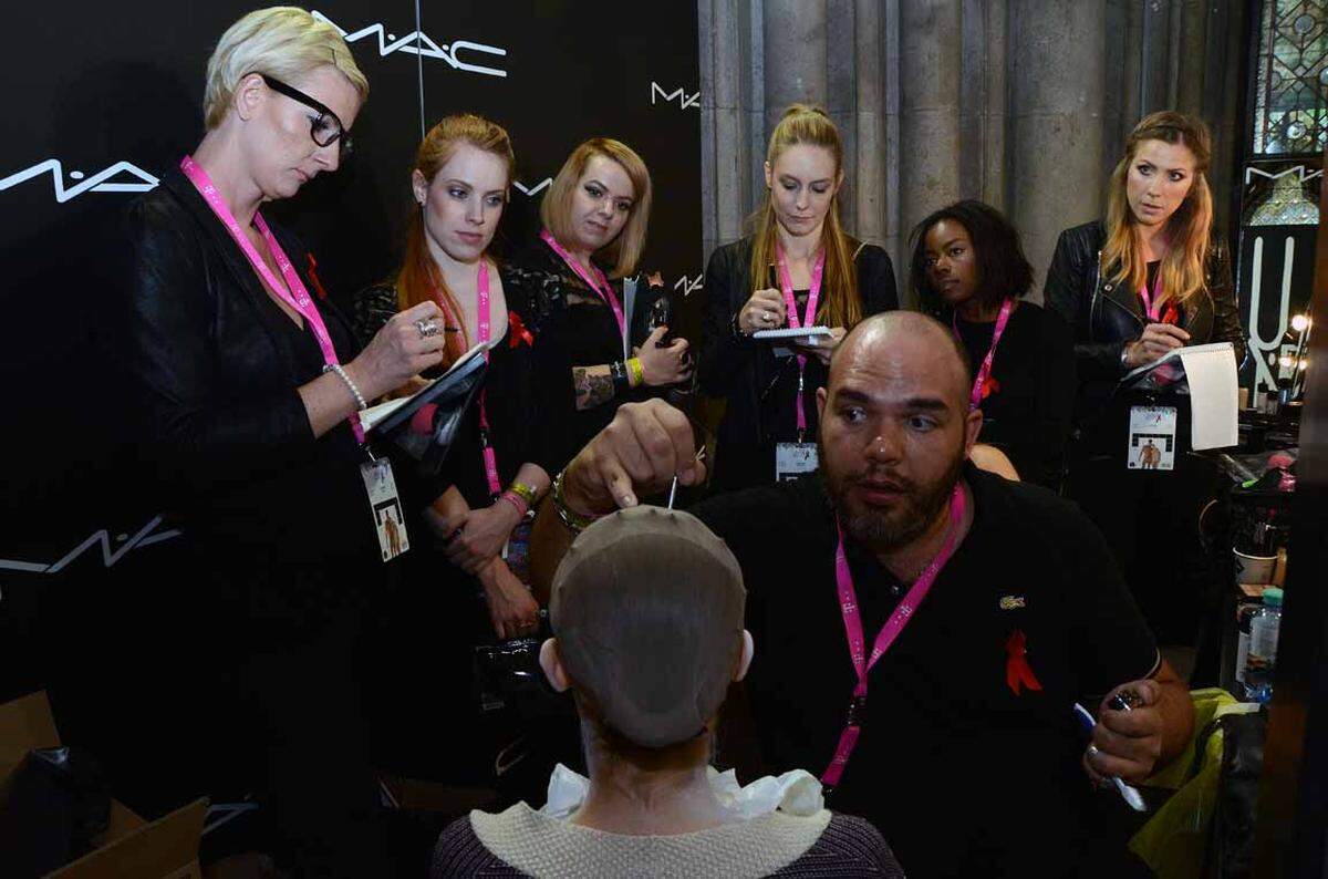 Die Senior Artists von MAC Cosmetics, Paolo Almeida (Portugal), Debie Finnegan (Großbritannien) und José Ojeda (Spanien) haben die sieben Looks der diesjährigen Laufsteg-Show entworfen.