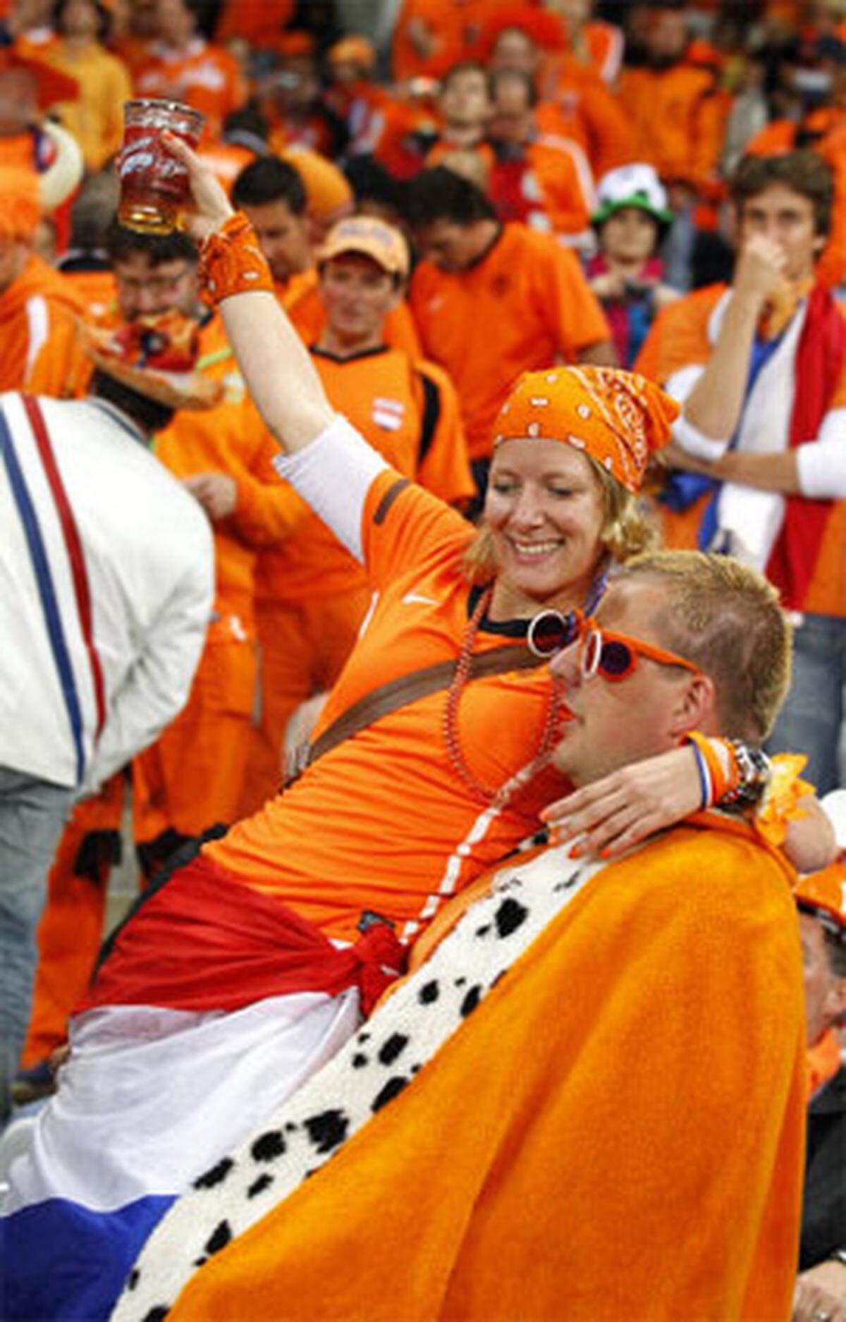 "Nederland Wereldkampion!", lautete einer der beliebtesten Sprechchöre der unvermeidlichen Bier-Polonaisen: "Niederlande Weltmeister".