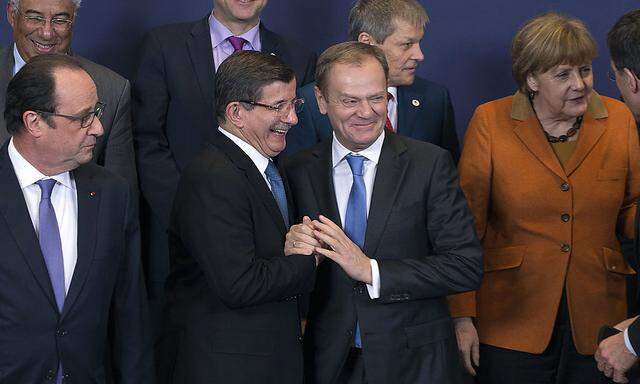 Der türkische Premier Ahmet Davutoglu (2.v.l.) will mehr Geld von Ratspräsidenten Donald Tusk (2.v.re.).