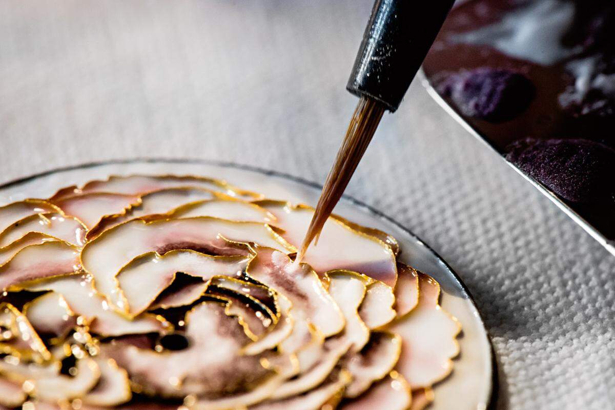 ... wird Schritt für Schritt eine ganze Palette weiterer Rosé-Töne aufgetragen.