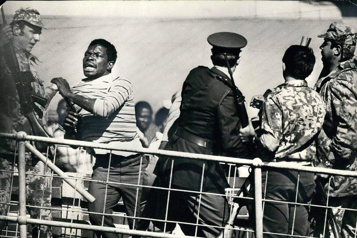 Insgesamt werden bei den Unruhen geschätzte 600 Menschen getötet und Tausende verhaftet. Weitere tausende junge Menschen fliehen ins Ausland. Als unmittelbare Folge der Unruhen wird die Wahl der Unterrichtssprache den Direktoren überlassen. Außerdem erhalten schwarze Stadtbewohner nun eine dauerhafte Aufenthaltsgenehmigung – bislang galten sie als „Gastarbeiter“. Erst 1994 endet die Zeit der Apartheid mit den ersten freien Wahlen und dem Sieg von Nelson Mandelas ANC. An die Ereignisse von 1976 erinnert das Land jedes Jahr mit dem Nationalfeiertag „Youth Day“. Die schwarze Jugend hat aber nach wie vor nicht die gleichen Chancen: Nach Angaben des Zensus 2011 haben 36 Prozent der weißen Südafrikaner über 20 Jahren einen höheren Bildungsabschluss. Bei der schwarzen Bevölkerung sind es nur 8,3 Prozent. 