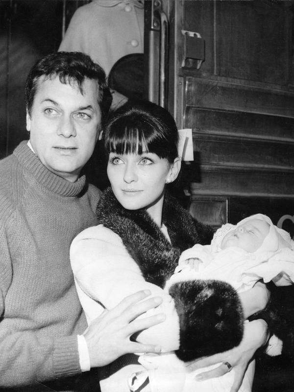 Doch die junge Frau macht auch privat Schlagzeilen: 1963 heiratet sie den 20 Jahre älteren Tony Curtis und zieht sich für einige Jahre von der Filmarbeit zurück. Keine glückliche Ehe, wie sie immer wieder in späteren Interviews berichtet.