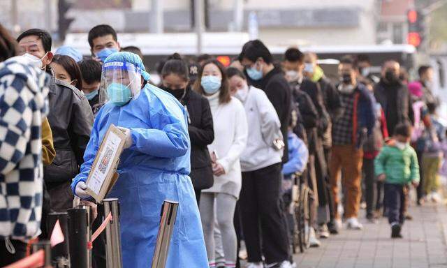 Nach der Lockerung der strengen Null-Covid-Strategie in China müssen viele Krankenhäuser einen Ansturm von Infizierten bewältigen.