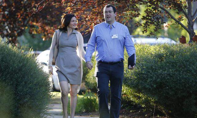 Sheryl Sandberg im Juli 2014 mit Ehemann Dave Goldberg am Rande einer Tech- Konferenz in Idaho. Zehn Monate später erlitt Dave einen tödlichen Herzinfarkt während eines Ausflugs in Mexiko.