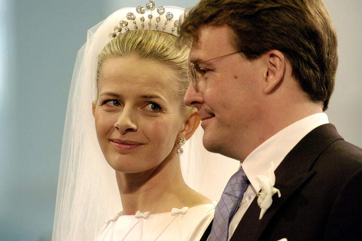 Der zweite Sohn der einstigen niederländischen Königin heiratete 2004 seine Landsfrau Mabel Wisse Smit (rechts im Bild). Für sie hat er auf den Thron und den Titel des Prinzen verzichtet. Weil die Braut die Ex-Freundin eines 1991 getöteten Drogenhändlers war, verweigerte das Königshaus seine Zustimmung zu der Verbindung.