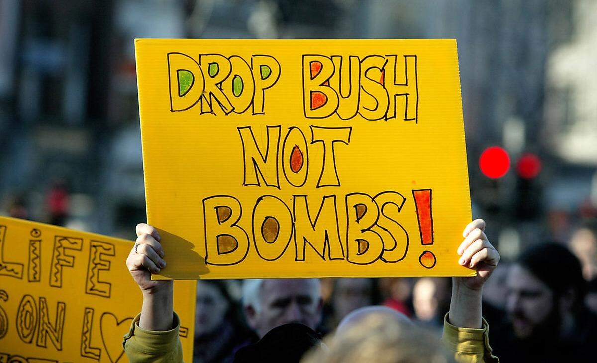 Demonstranten in Dublin verlangten nach der Absetzung des US-Präsidenten: "Lasst Bush fallen, nicht Bomben!", war auf diesem Plakat zu lesen.