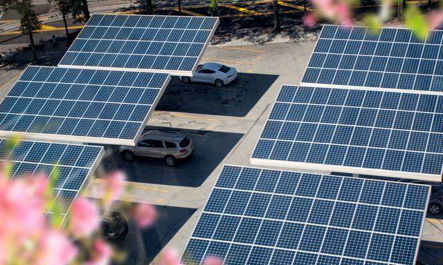 In Zukunft soll die Sonne nicht nur E-Autos antreiben, sondern auch solare Treibstoffe herstellen