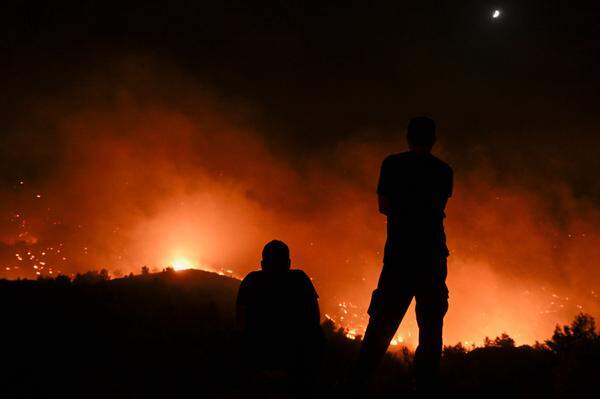 Die Lage auf der griechischen Urlaubsinsel Rhodos bleibt angespannt, nach wie vor wurden die Flammen nicht unter Kontrolle gebracht. Und das könnte auch noch Tage dauern. 