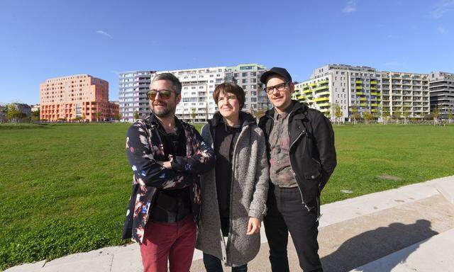 Künstlerduo Kozek Hörlonski (Peter Kozek, links, Thomas Hörl) und Doris Krüger im Helmut-Zilk-Park.