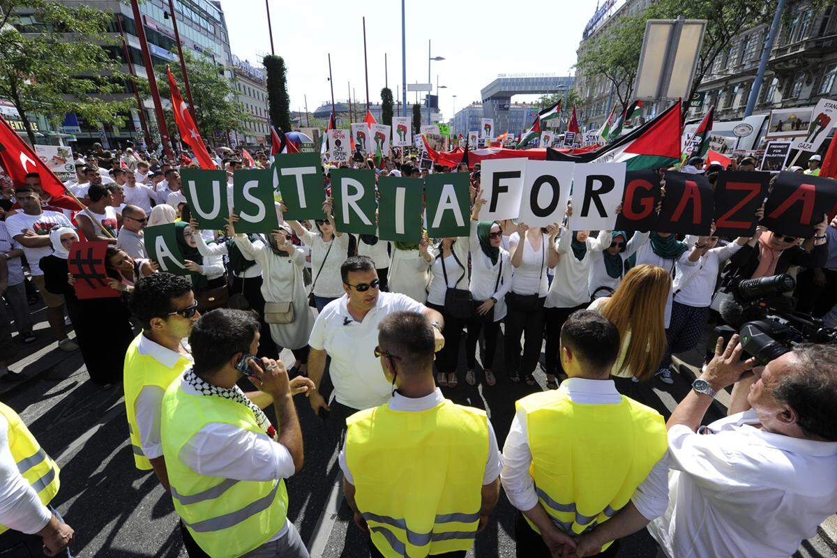 "Gegen die Morde und Unterdrückung in Palästina", so hieß der offizielle Grund für die Demonstration, die Sonntagabend etwa 11.000 Menschen in die Wiener Innenstadt brachte - weitgehend friedlich, wie die Polizei berichtet.
