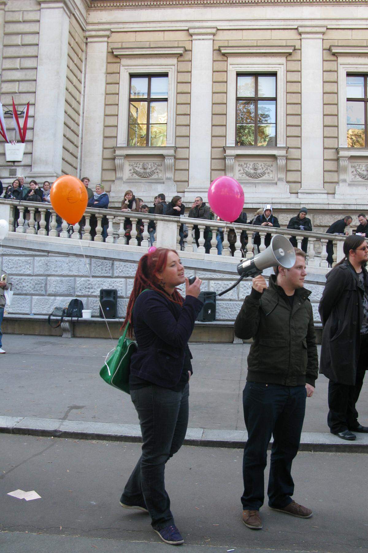 ÖH-Vorsitzende Janine Wulz motiviert die Studierenden dazu auf die Straße zu gehen. Von der Universität zog der Protest-Zug über den Ring zum Minoritenplatz, wo die Schlusskundgebung stattfand.