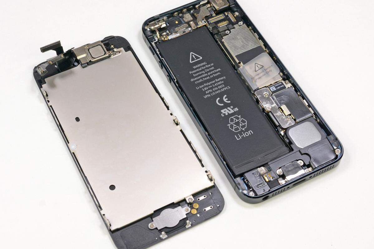 Sobald man gewissermaßen den "Deckel" entfernt hat, offenbart das iPhone 5 seine Innereien. Diese bestehen zum Großteil aus dem 1440 mAh-Akku. Zum Vergleich: Der Akku des Samsung Galaxy S3 besitzt 2100 mAh, muss aber auch ein größeres Display versorgen.