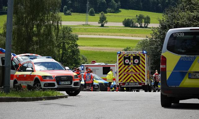 Rettungsdienste und Polizei stehen an einer Straße bei einem mutmaßlichen Amokalarm-Einsatz in Albstadt-Lautlingen in Baden-Württemberg.