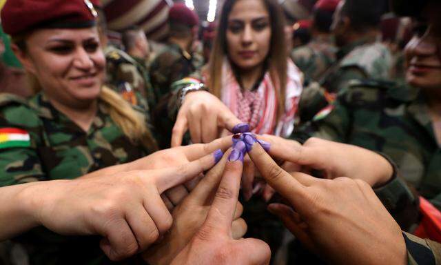 Unabhängigkeitsreferendum  in Iraks Kurdenregion. Angehörige einer Fraueneinheit der Peschmerga stimmen in Erbil ab. 