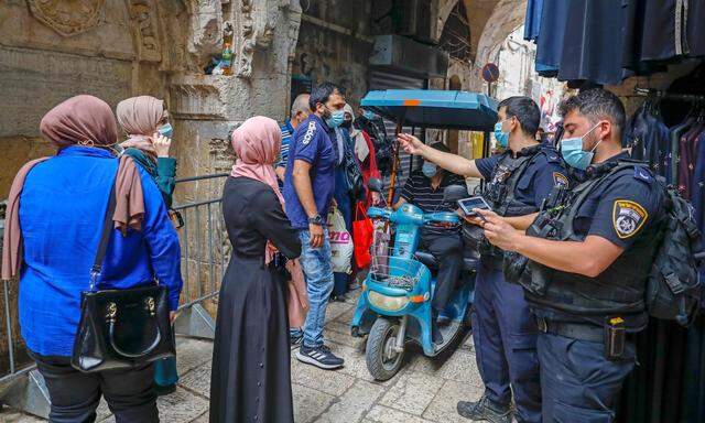 Israelische Polizisten bei der Kontrolle von Corona-Regeln in der Altstadt von Jerusalem.
