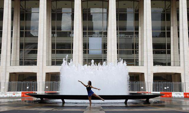 Tänzerin Sabrina Olivieri tanzt vor dem Revson Brunnen vor dem Lincoln Center, das auch das Zuhause des "New York City Ballets" ist.
