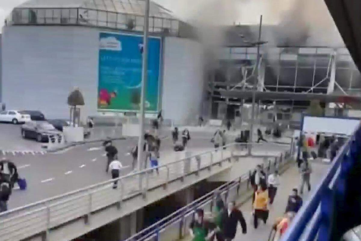 Rauch über dem Brüsseler Flughafen Brüssel-Zaventem: Zwei Explosionen erschüttern gegen 8 Uhr die Abflughalle.  
