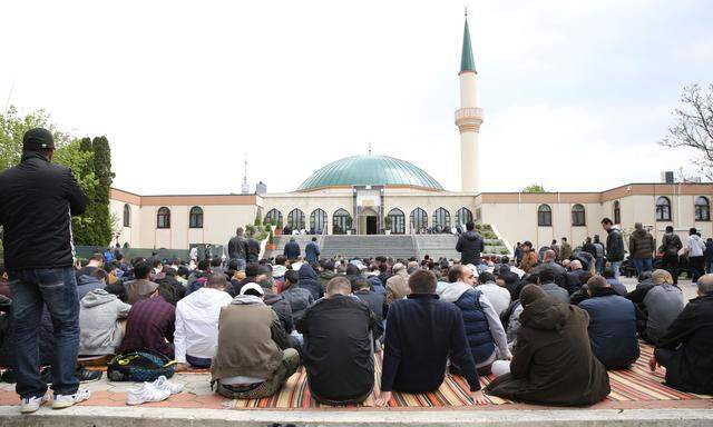 Kein Platz mehr in der Moschee: Wegen des großen Andrangs wird am Freitag auch im Freien gebetet.