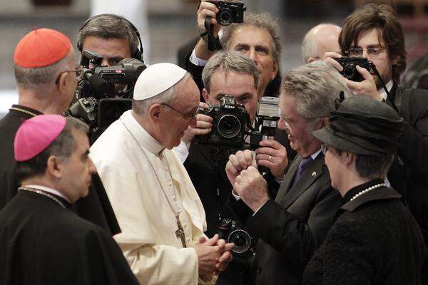 Bundespräsident Heinz Fischer drückt Papst Franziskus die Daumen für sein Pontifikat.