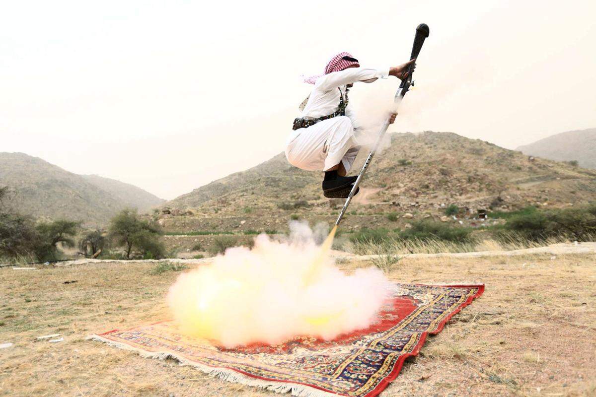In Saudiarabien gehört dieses nicht ganz ungefährliche Ritual zu großen Festen wie Hochzeiten dazu: Das Abfeuern einer Rakete mit traditionellem Tanz - hier fotografiert nahe der Stadt Taif.  