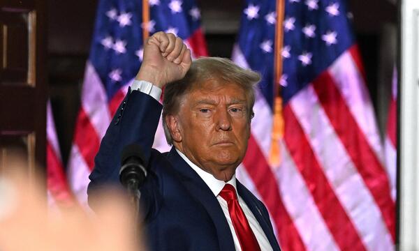 Der frühere US-Präsident Donald Trump muss sich vor Gericht verantworten.